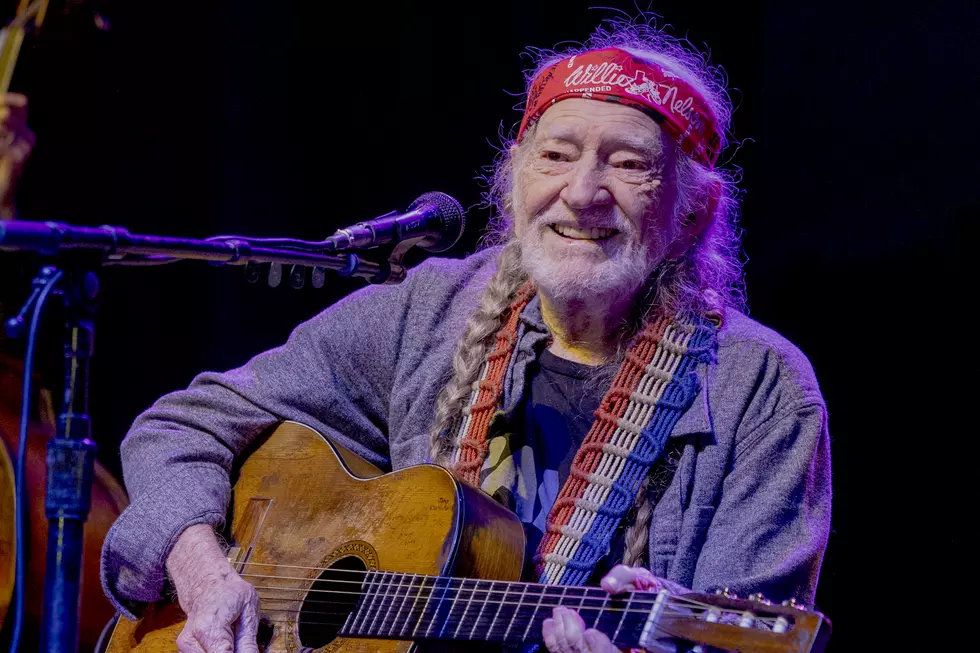 Watch Fans Welcome Willie Nelson Back on Stage