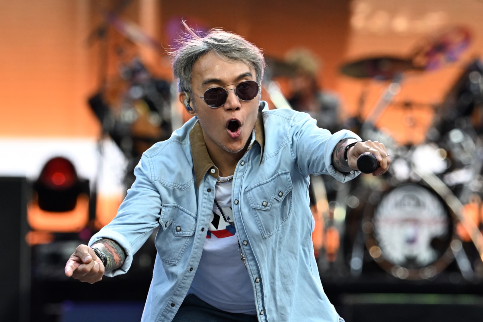 Andy Cohen Drunkenly Calls Arnel Pineda-fronted Journey Fake ... Arnel Pineda Gives First Statement Since Offering to Quit Journey | DRGNews