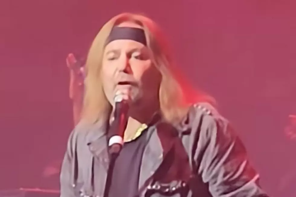 Watch Vince Neil Return to the Stage After Mystery Health Scare