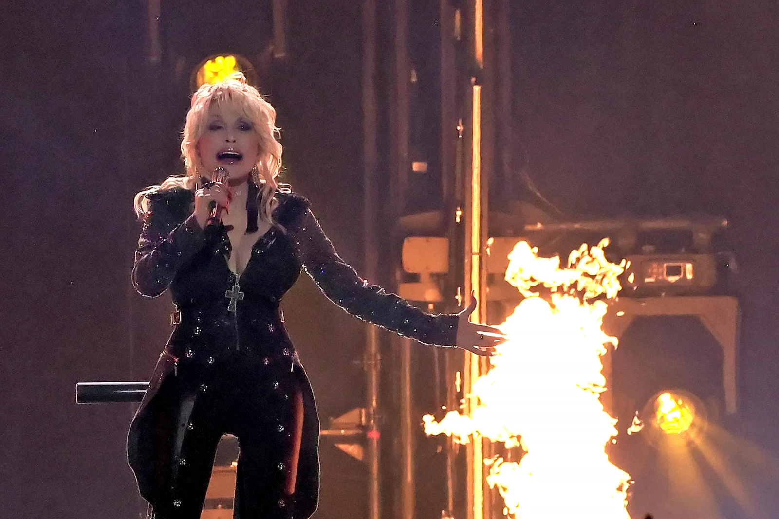 How Dolly Parton Scored a Major Award With a ‘90s Favorite
