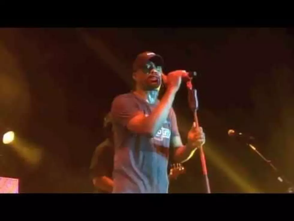 Fan Tries Getting On Stage With Darius Rucker&#8230;FAIL [Video]