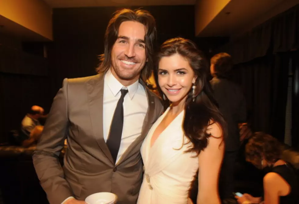 Jake Owen Gets Engaged On Stage