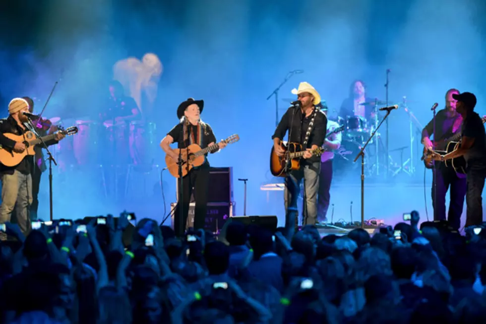 Willie Nelson Leads Country Supergroup in Singing ‘Roll Me Up and Smoke Me When I Die’ at 2012 CMT Music Awards