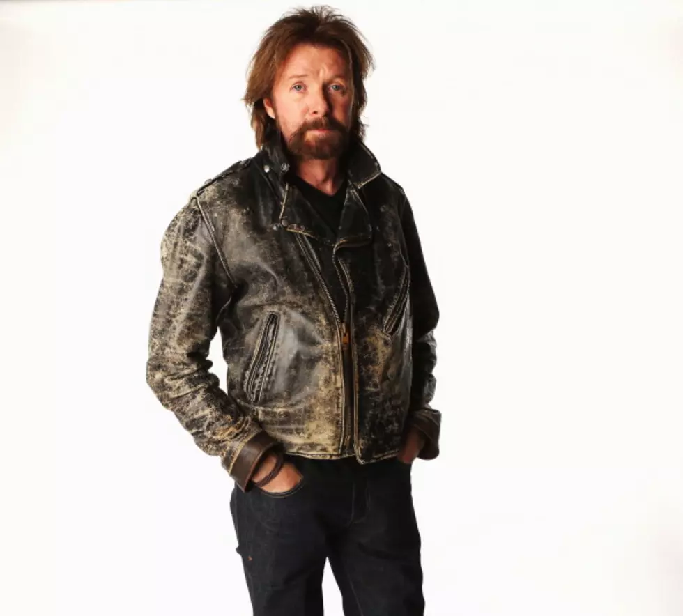 Ronnie Dunn&#8217;s Surprise Performance Inspires Flash Mob [VIDEO]