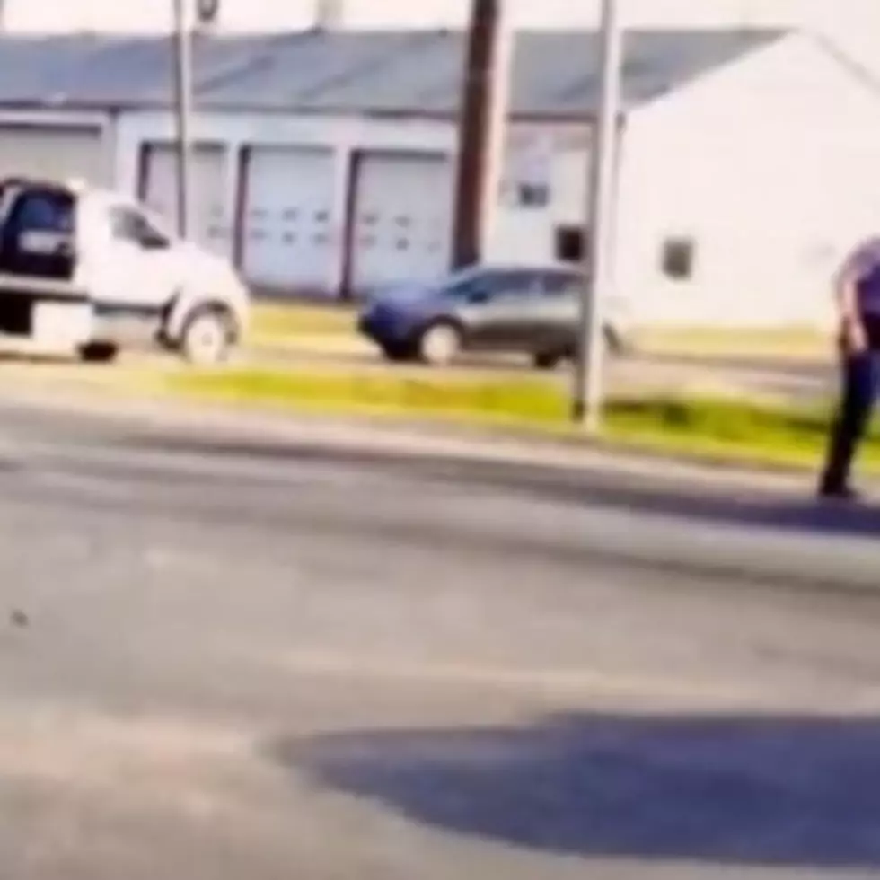 Baton Rouge Officer Tasers, Kicks, Punches Man During Crash Investigation [Video]