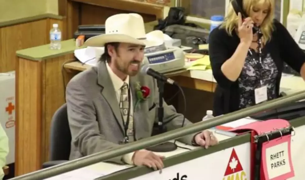 ‘Cattlerap’ – Cow Auctioneers Set To Hip Hop Beats Is Strangely Hilarious [Video]