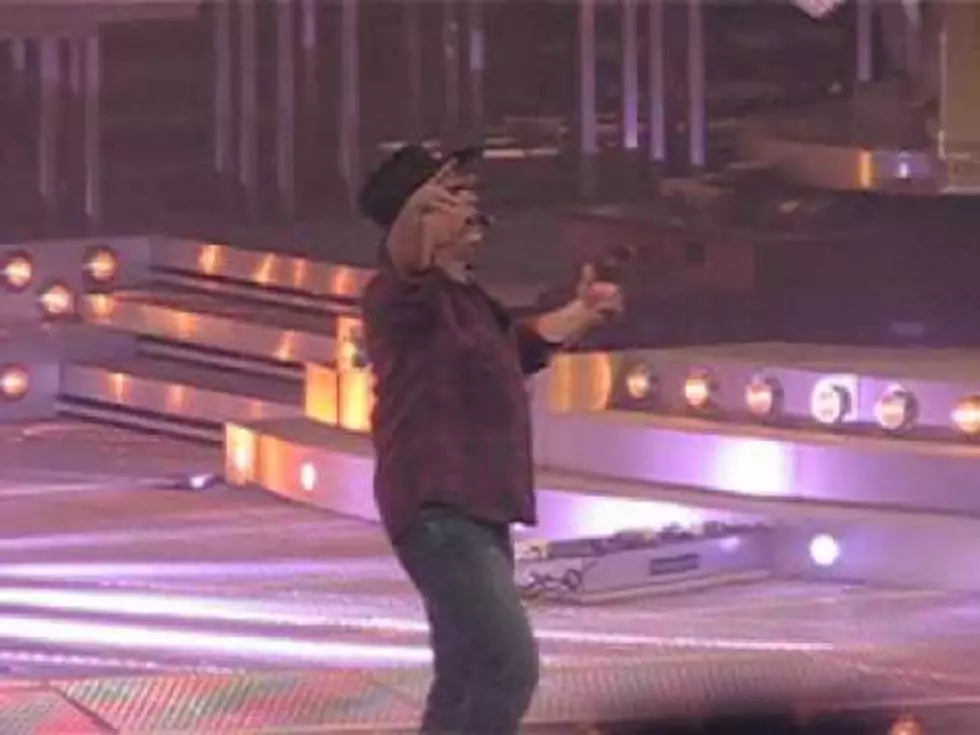 Garth Brooks Falls On Stage at Show in Lexington [Video]
