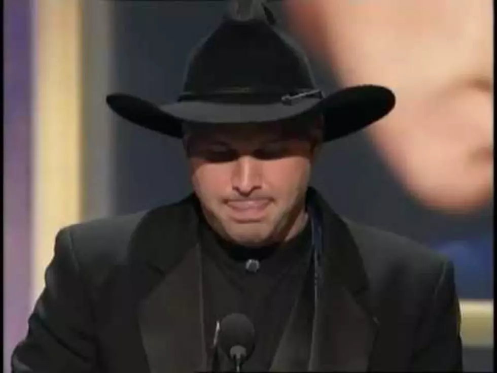 This Day In Country Music History: Garth Brooks at AMA&#8217;s [Video]