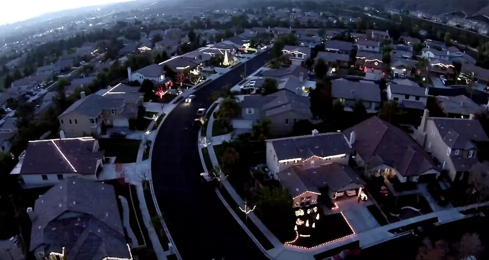 Entire Neighborhood Joins Together For Jaw-Dropping Christmas Light Show [Video]