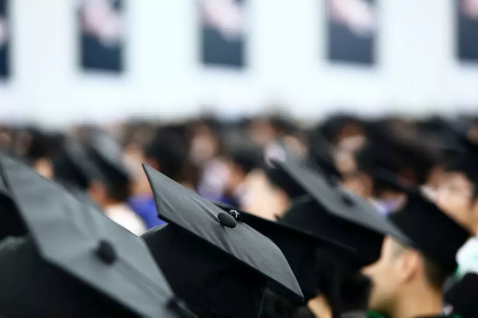 CEO Hands Graduates $1,000 and Asks Them to Give Half Away