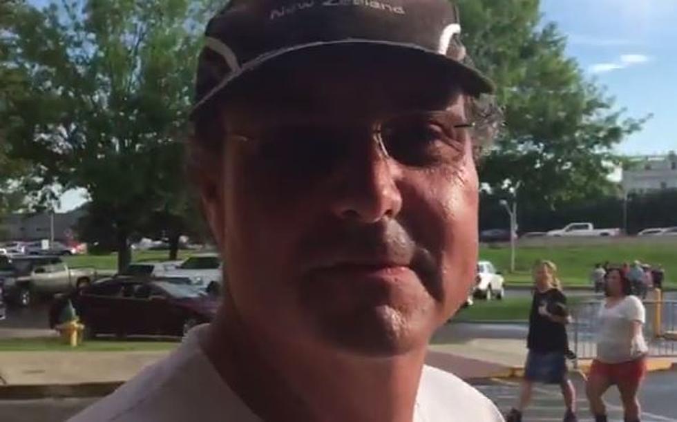 Bruce Has Fun With A Fan At The Garth Brooks Show [Video]