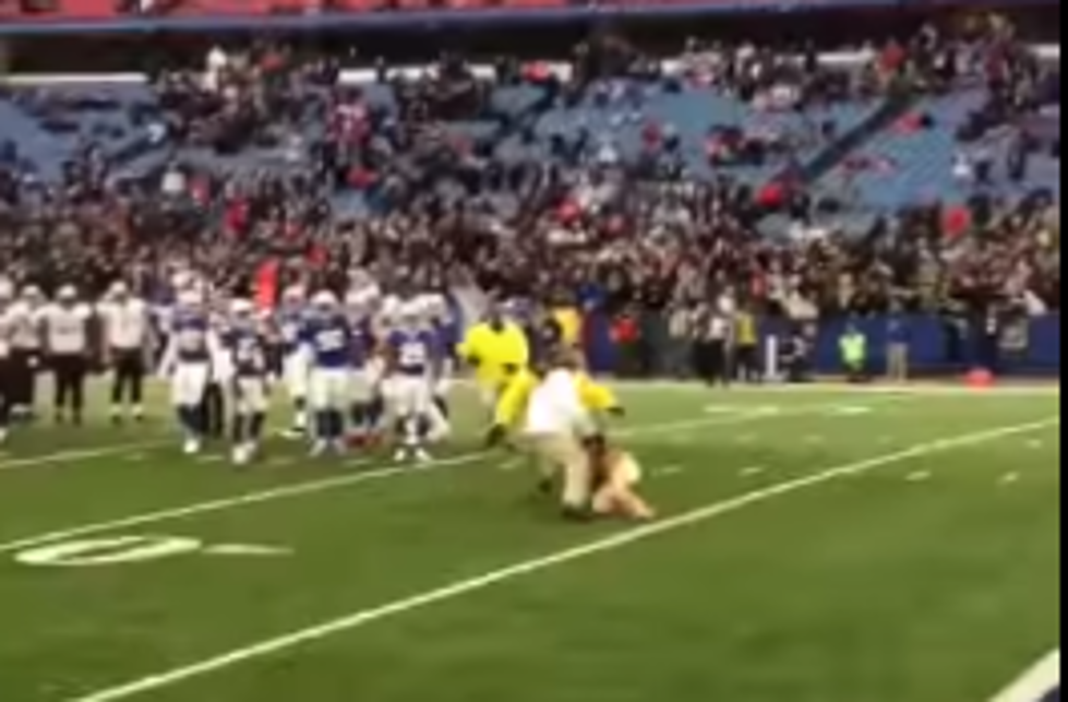 Streaker Runs On Field During Saints/Bills Game 