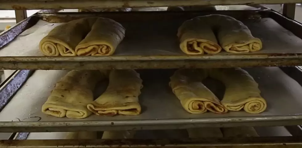 Dong Phuong Bakery’s Famous King Cakes – How They’re Made [Video]