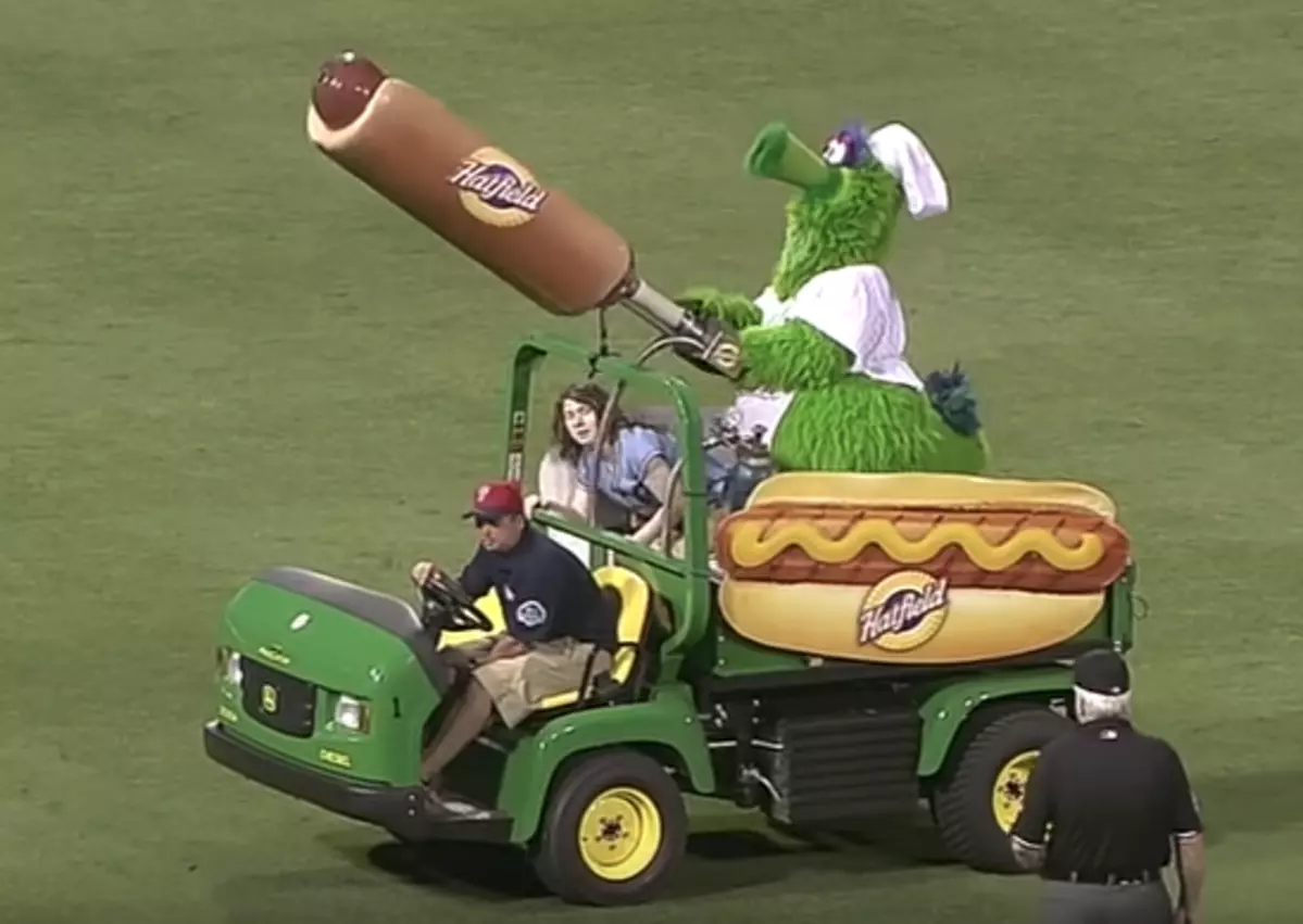 Phillie Phanatic's hot dog cannon malfunctions