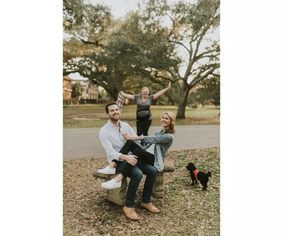 Amy Schumer Photobombs Couple’s Engagement Photoshoot in New Orleans