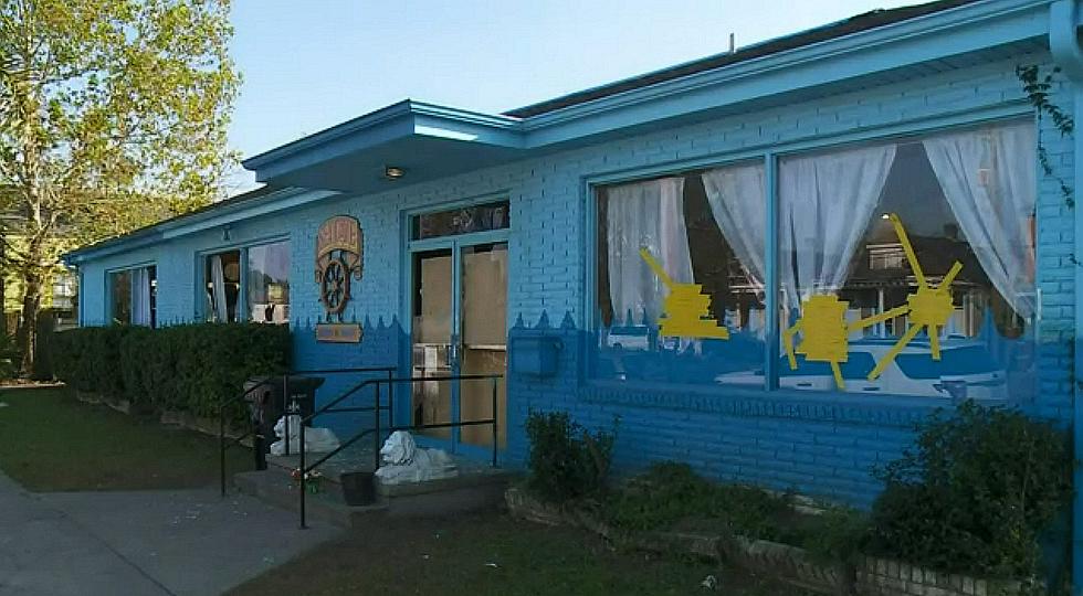 Man Locks People Inside of New Orleans Arcade, Violently Destroys Every Game With Axe [Video]