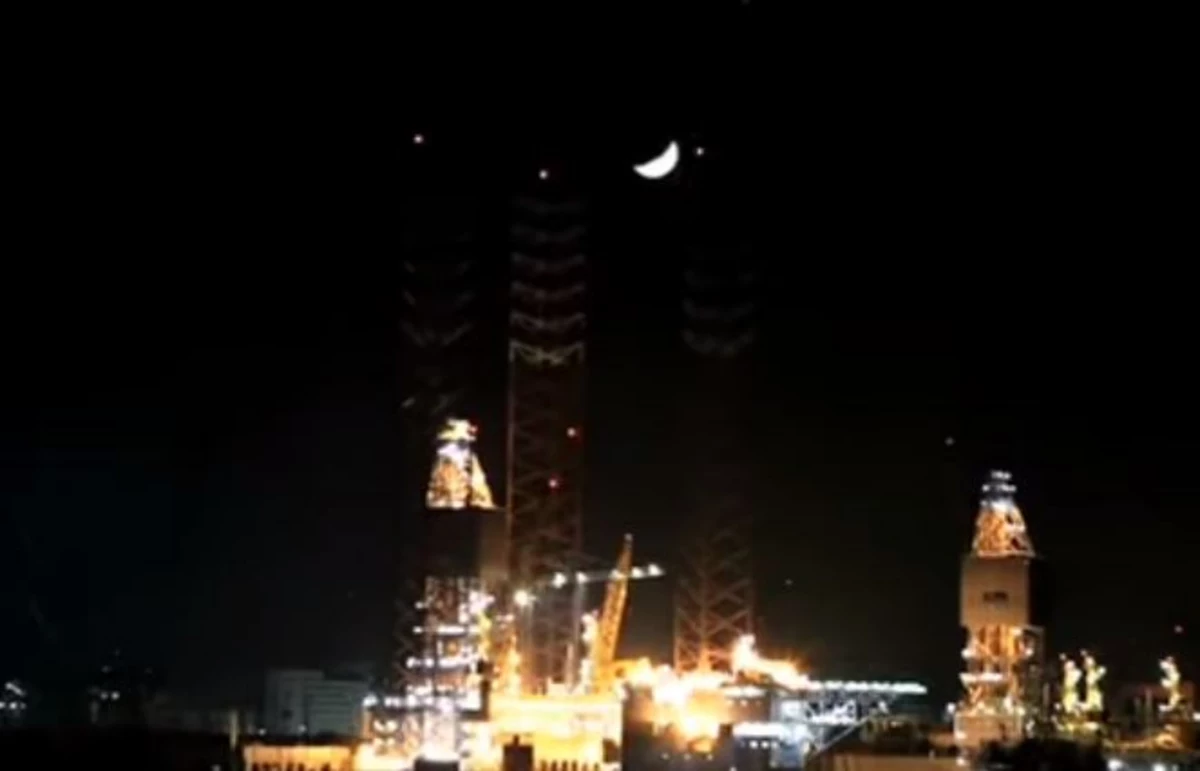 Oil Rig Worker Blows Tik Tok Darkness Challenge Out of the Water