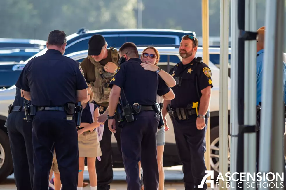 Baton Rouge Police Officers Escort Fallen Colleague&#8217;s Children to School