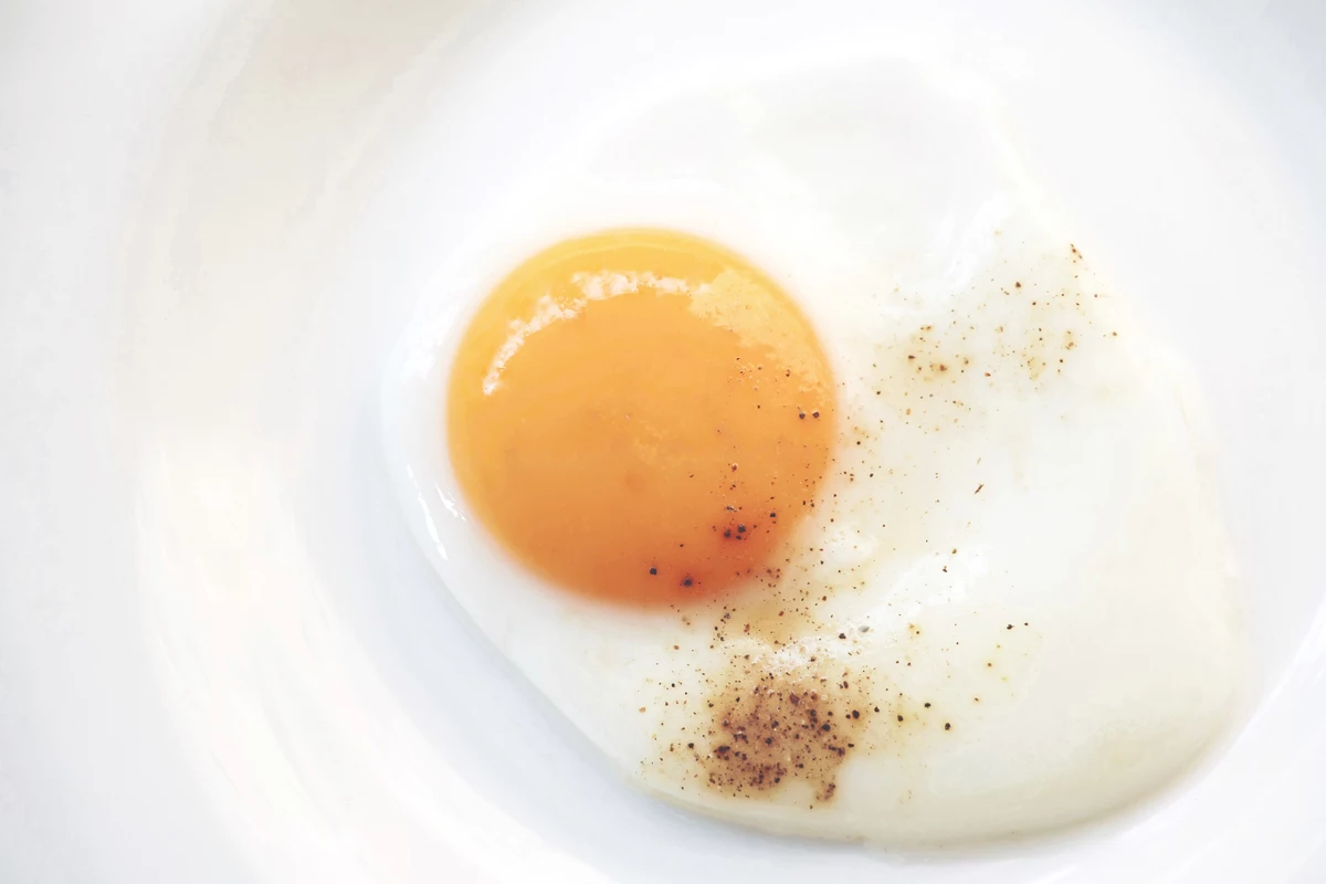 Sunny Side up Eggs. Sunny Side Eggs Recipe. Fried Egg Top view. Sunny Side up picture.