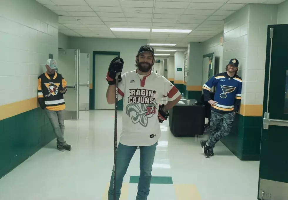 Thomas Rhett Wears Multiple Ragin&#8217; Cajuns Shirts/Hats in Funny Tour Announcement Video