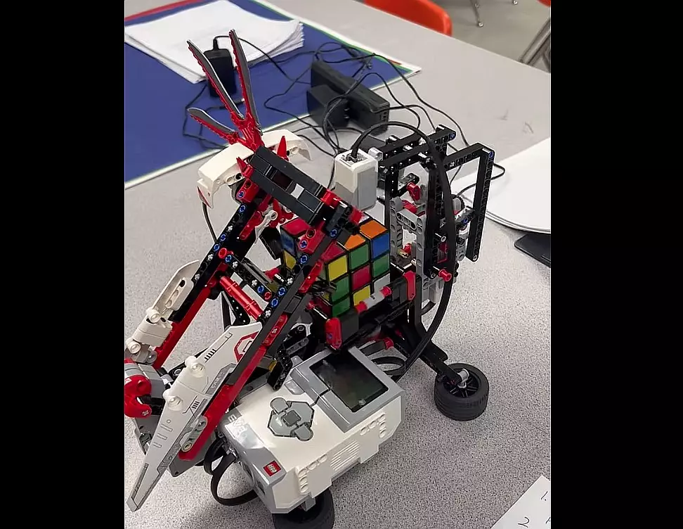 Beau Chene Teacher Build Rubik's Cube Solving Robot Made of LEGOs