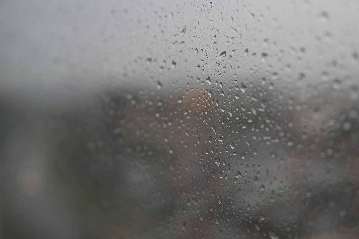Следы дождя на мокрых. Капли дождя падают. Фон чистое стекло. Падение капли дождя. Стекло дождь бронза.
