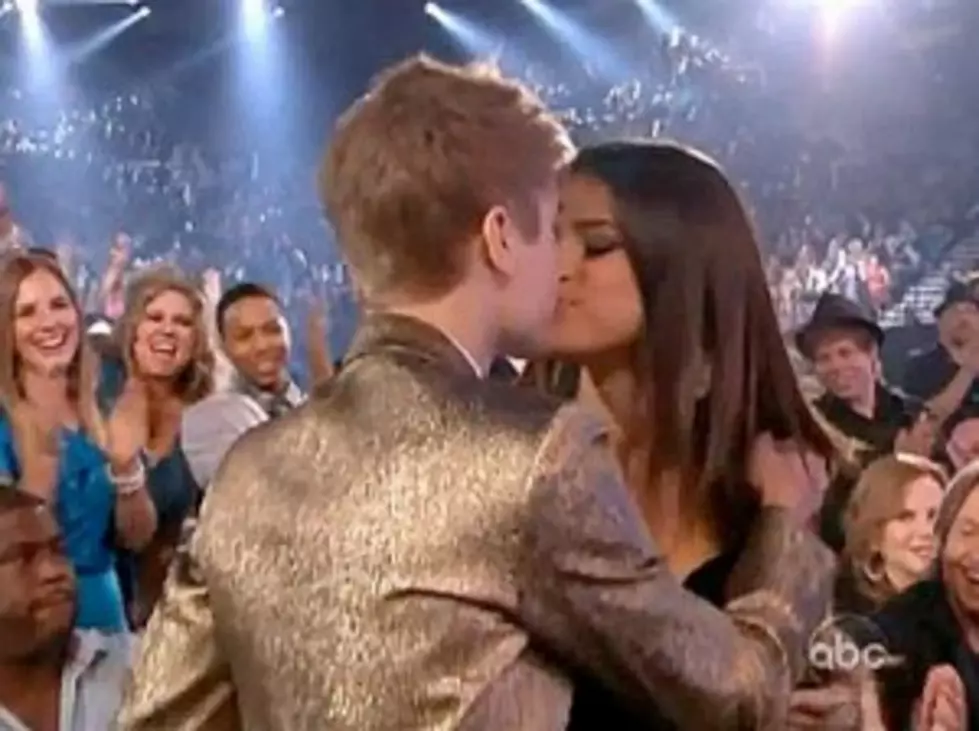 Justin Bieber &#038; Selena Gomez Kiss On National TV [VIDEO]