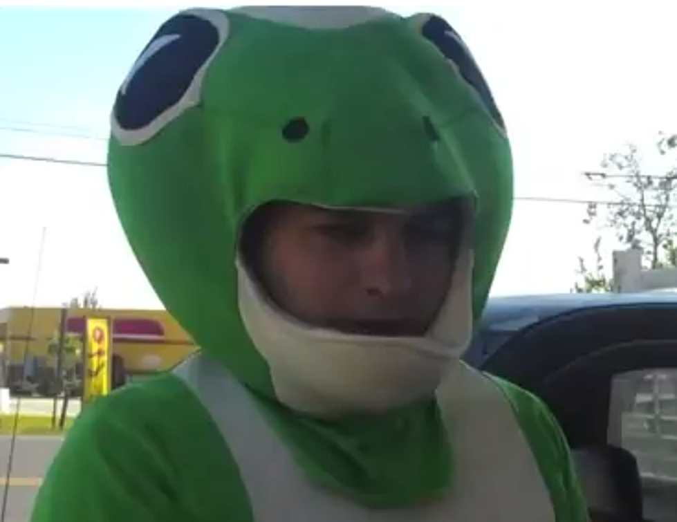 Chris Reed ‘Pumps A Ride’ On Halloween In Gecko Costume [VIDEO]