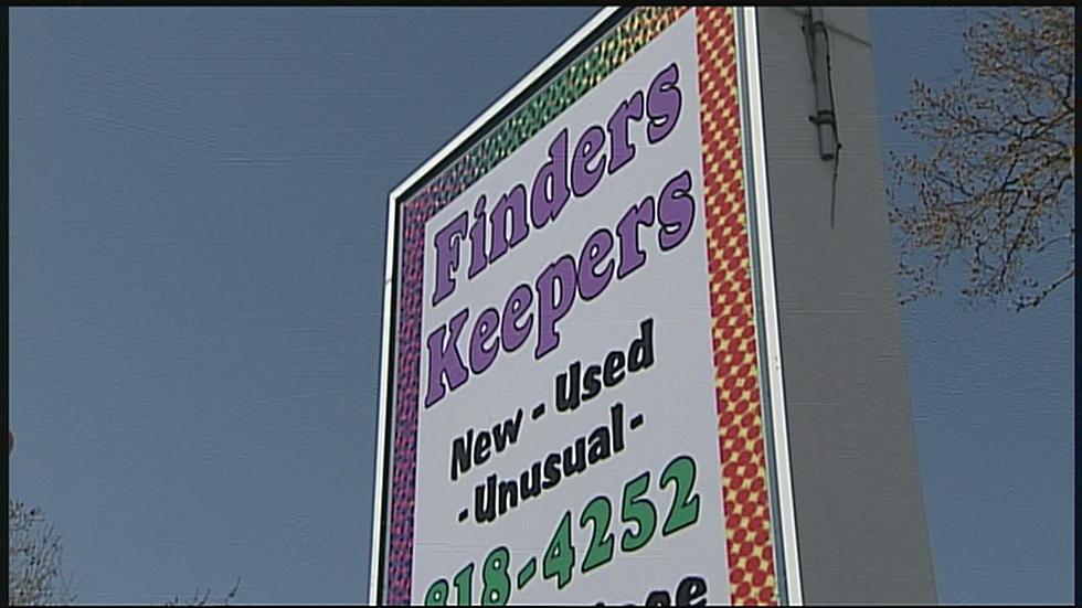 Man Takes ‘Finders Keepers’ Store Sign Literally [VIDEO]