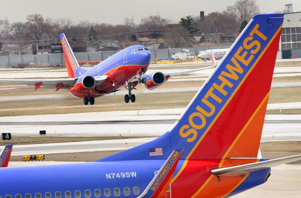 Pilot Threatens to Turn Plane Around - Passengers AirDrop Nudes