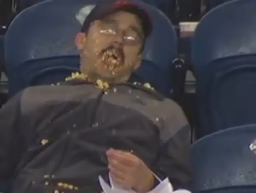 Washington State Fan Enjoys Popcorn At Game [VIDEO]