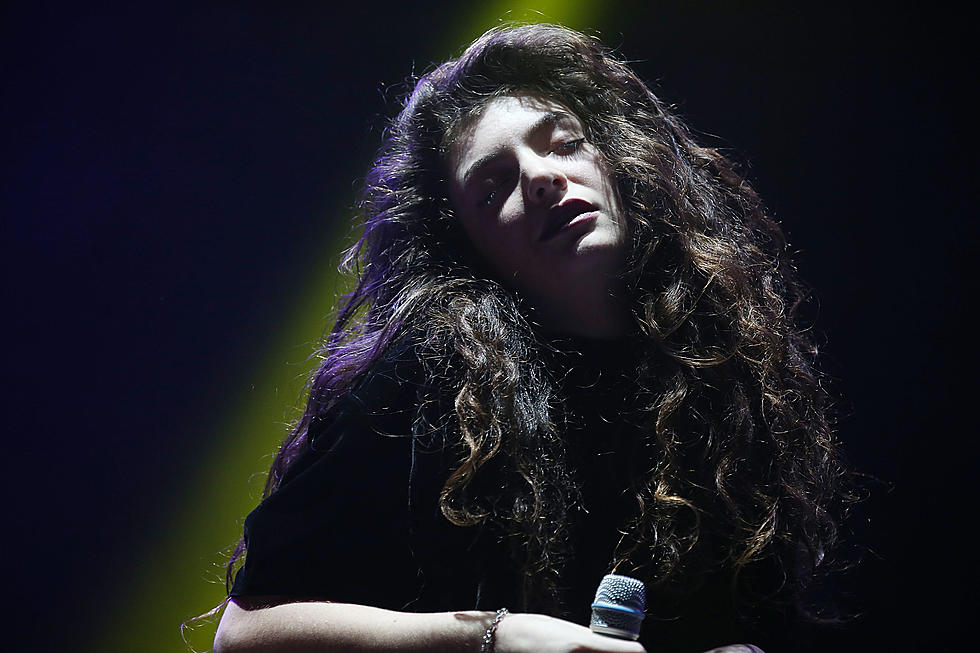 Lorde Makes Her American TV Debut On Late Night With Jimmy Fallon [VIDEO]