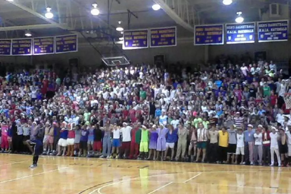 Taylor University’s ‘Silent Night’ Is One Of The Coolest College, Christmas Traditions [VIDEO]