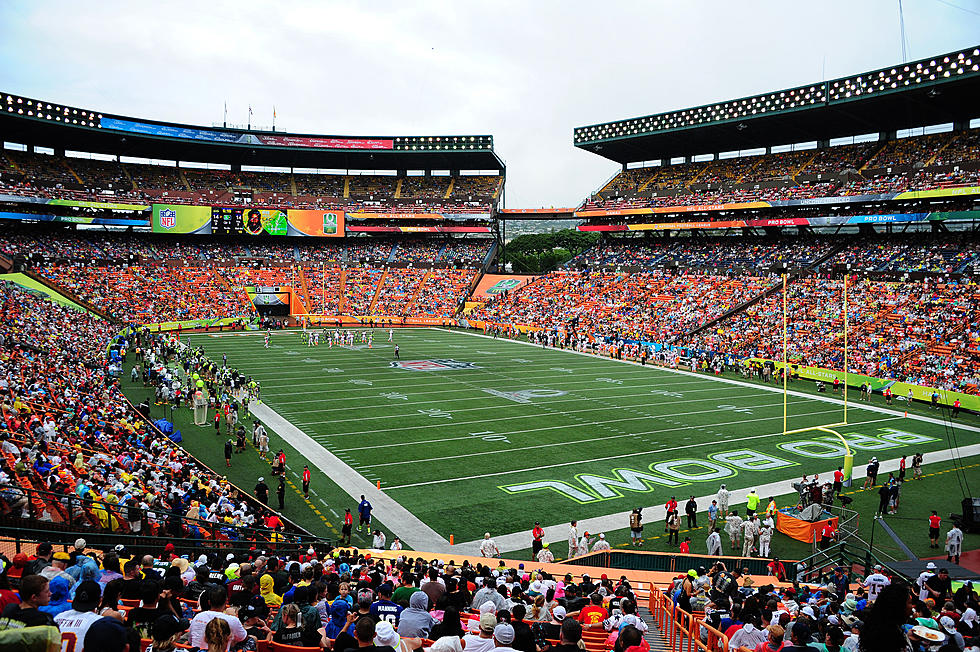 Female Streaker Has A Legit Reason To Streak Across The Field During The Pro Bowl [VIDEO]