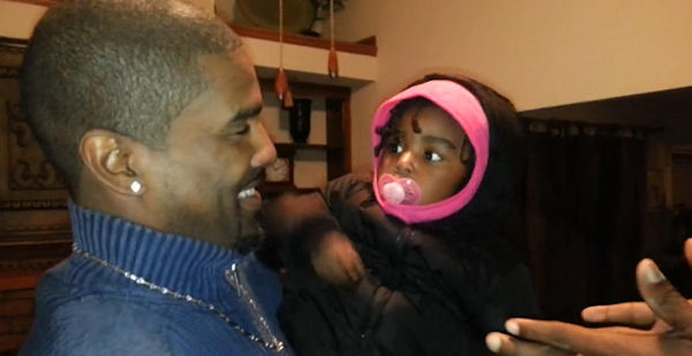 Adorably Confused Baby Girl Meets Her Father’s Twin Brother For The Very First Time [VIDEO]