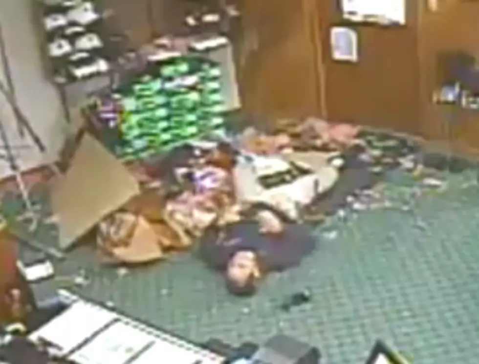 Man Falls Through Roof of Golf Pro Shop [VIDEO]