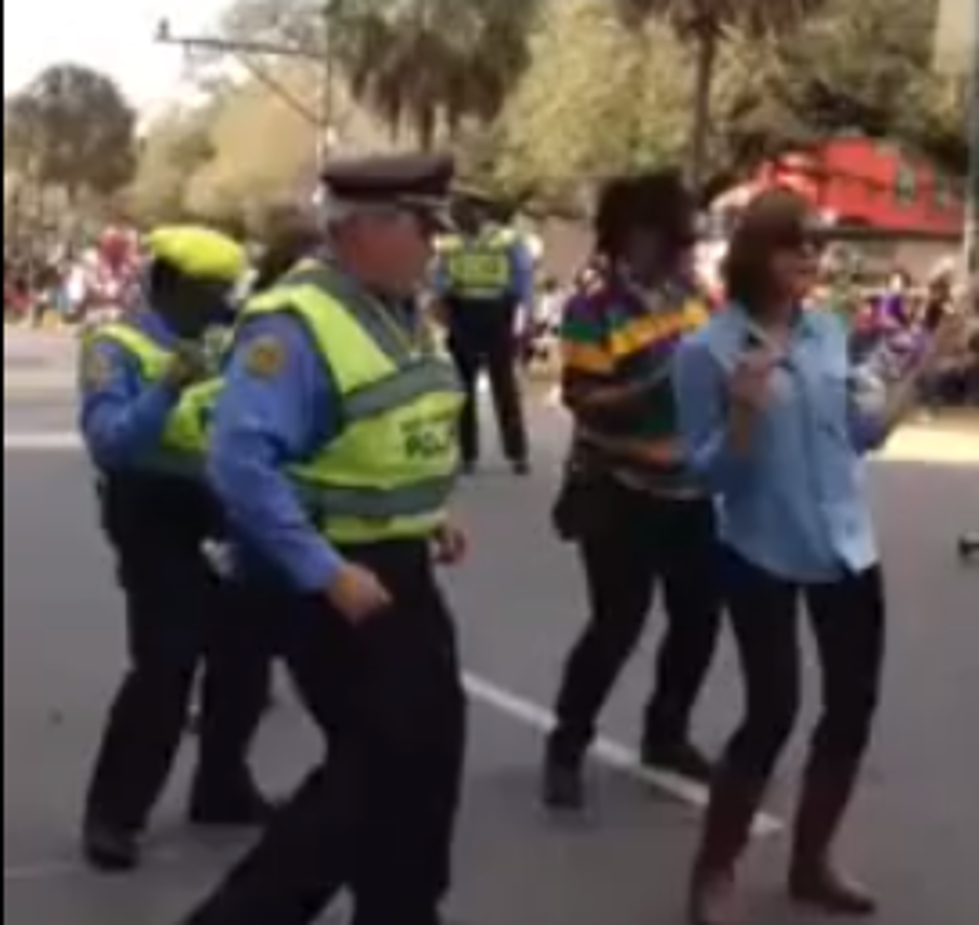 New Orleans Police Officer Does ‘The Wobble’ During Mardi Gras Festivies [VIDEO]