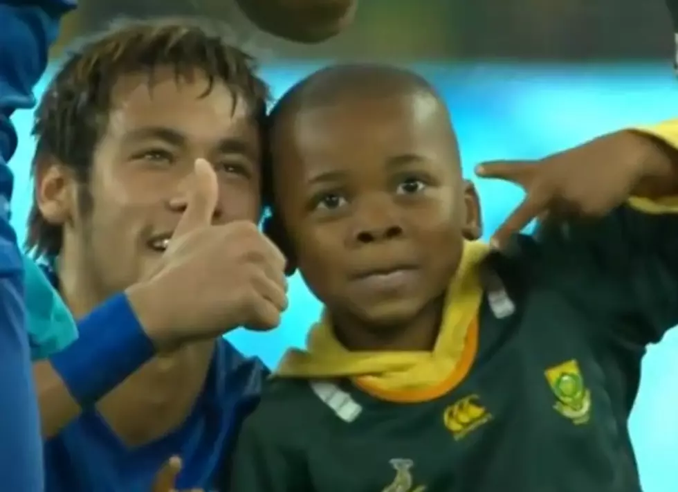 A Kid Ran On The Soccer Field and Haulted Play, Players Took Pictures With Kid [VIDEO]