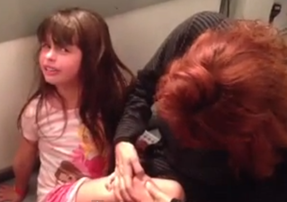 Little Girl Sings “Do You Want To Build A Snowman” While Splinter Is Removed From Leg [VIDEO]