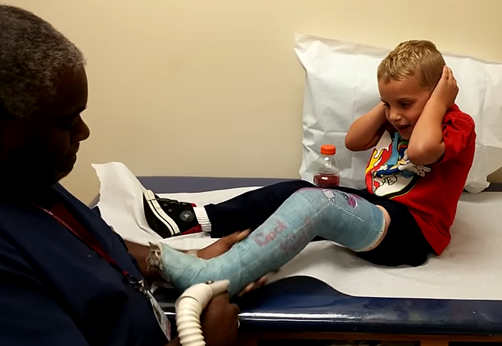 Kid’s Reaction To Cast Removal Takes Parents By Surprise [NSFW-VIDEO]