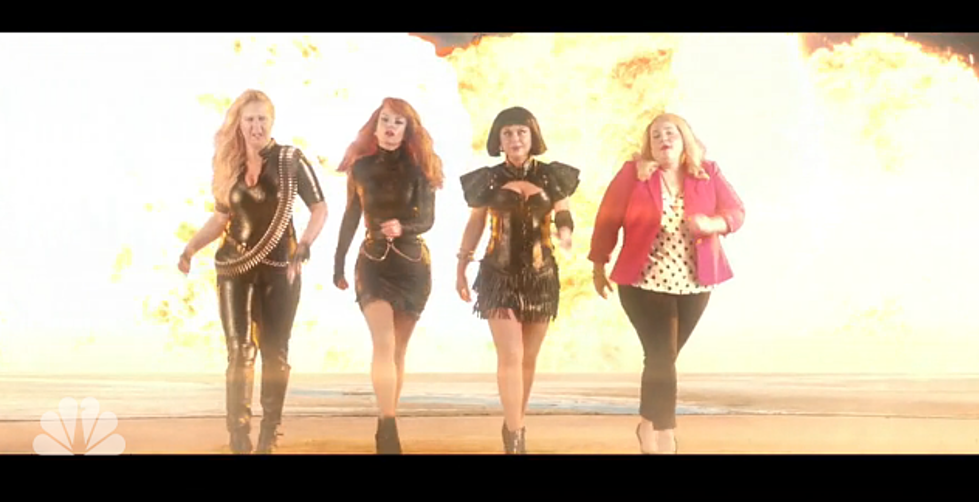 Tina Fey And Amy Poehler’s Mock Taylor Swifts ‘Bad Blood’ On SNL [VIDEO]