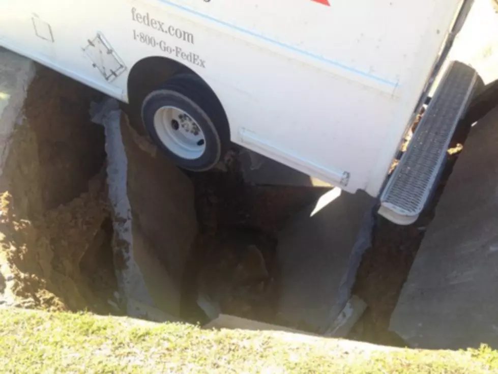 Sinkhole In Baton Rouge Nearly Swallows A FedEx Truck [VIDEO]