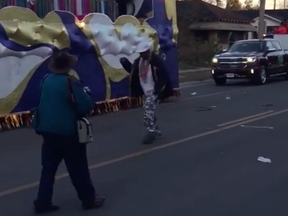 Man Dancing Entertains Float Riders In Lafayette Mardi Gras Parade [VIDEO]