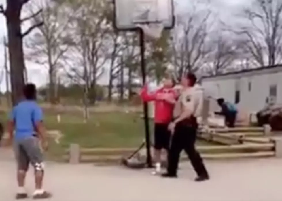 Lafayette Parish Sheriff’s Deputy Plays Basketball With Kids [VIDEO]