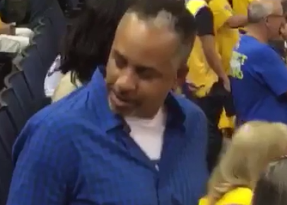 Fan Dabs On Stephen Curry’s Dad While In Stands [VIDEO]