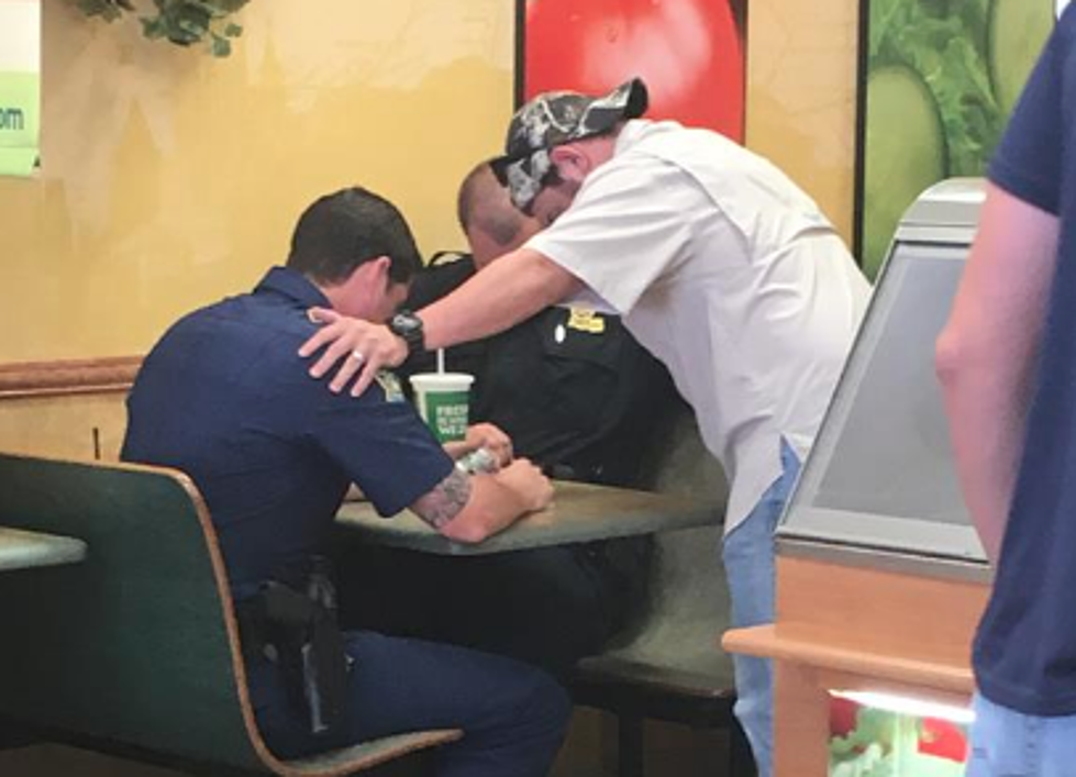 Woman Spots Man Praying With Police Officers In Houma Restaurant [PHOTO]