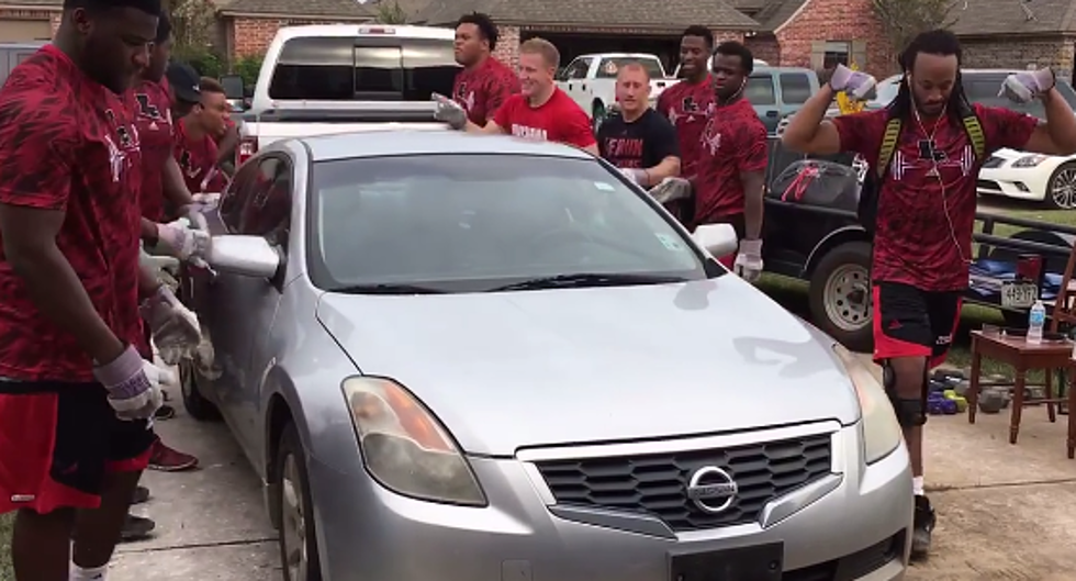 UL Ragin’ Cajuns Football Team Moves Car, With Bare Hands [VIDEO]