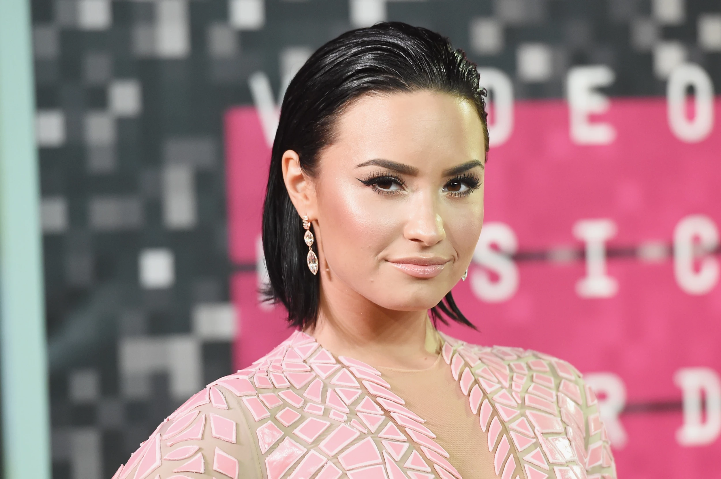 demi lovato blonde hair pink tips