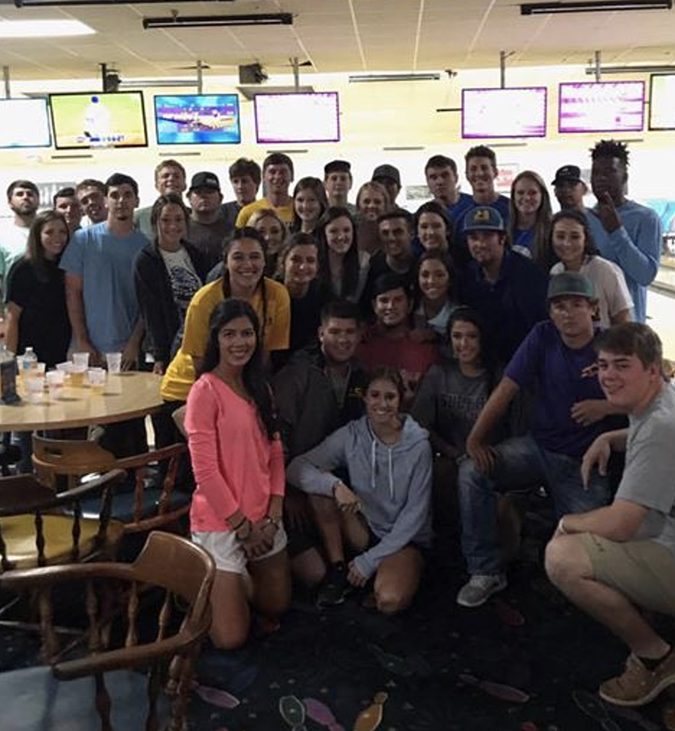 Sulphur Teen Who Was Stood Up On Prom Night Surrounded With Support From Senior Classmates [PHOTO]