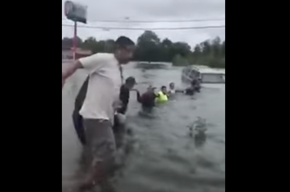 People Form Human Chain To Rescue Man From Houston Flood Waters [VIDEO]